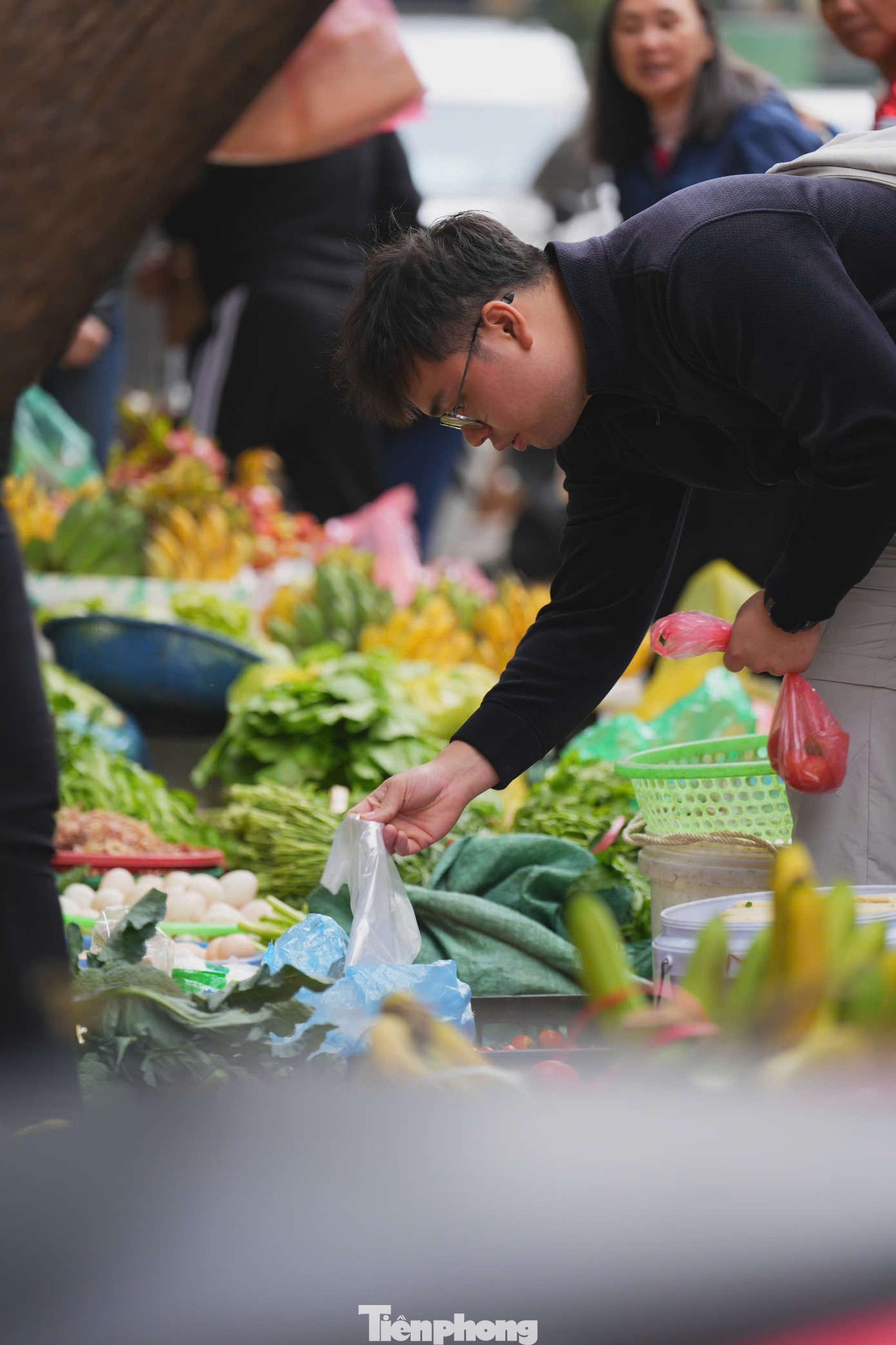 Chợ Hà Nội nhộn nhịp ngày lễ hóa vàng mùng 3 Tết - Ảnh 14