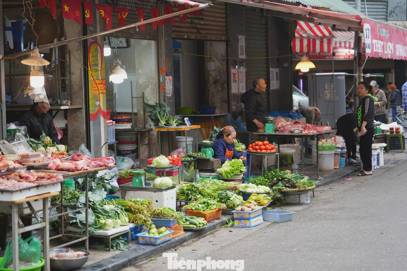 Chợ Hà Nội nhộn nhịp ngày lễ hóa vàng mùng 3 Tết - Ảnh 15
