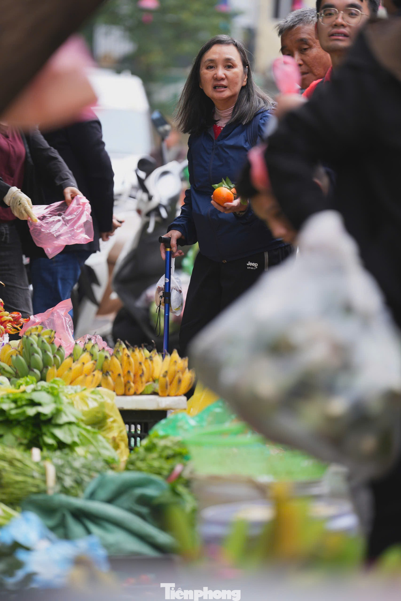 Chợ Hà Nội nhộn nhịp ngày lễ hóa vàng mùng 3 Tết - Ảnh 13