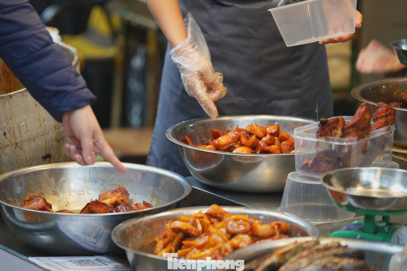 Chợ Hà Nội nhộn nhịp ngày lễ hóa vàng mùng 3 Tết - Ảnh 3