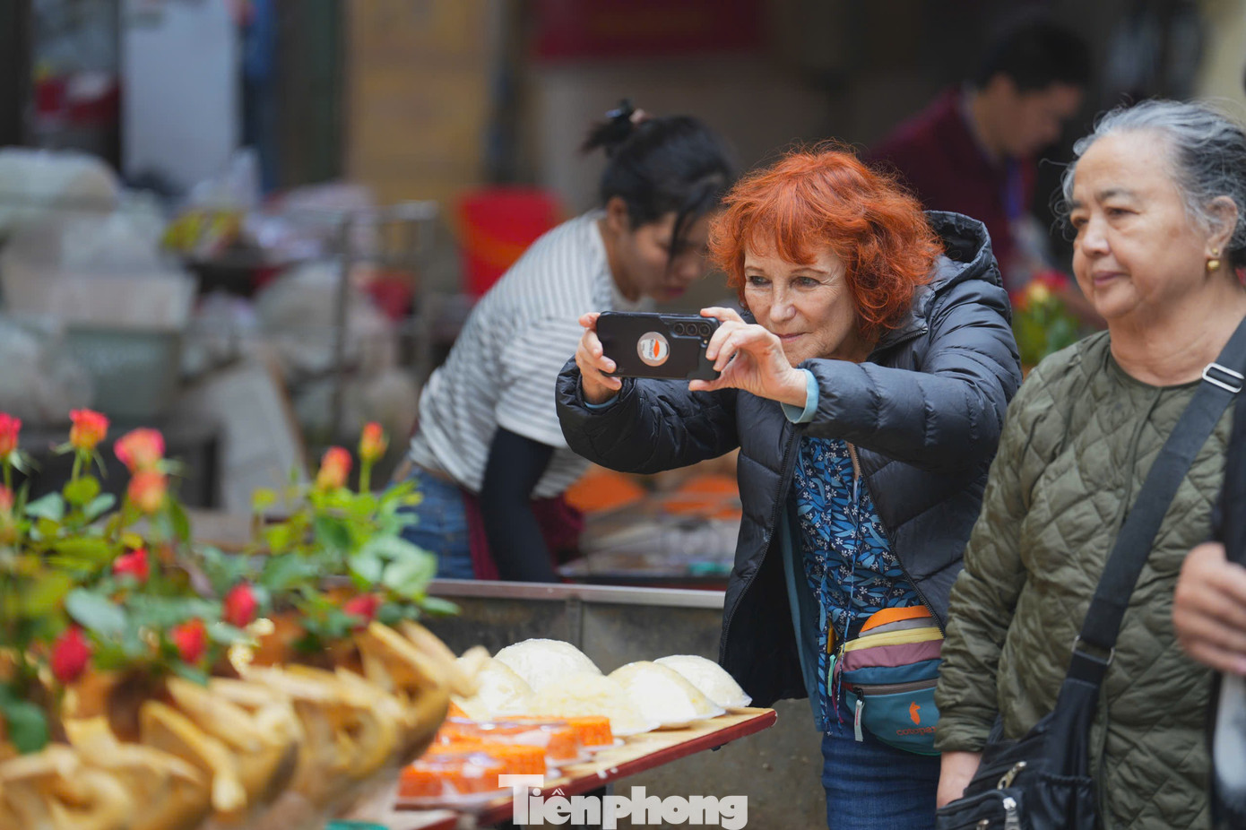 Chợ Hà Nội nhộn nhịp ngày lễ hóa vàng mùng 3 Tết - Ảnh 8