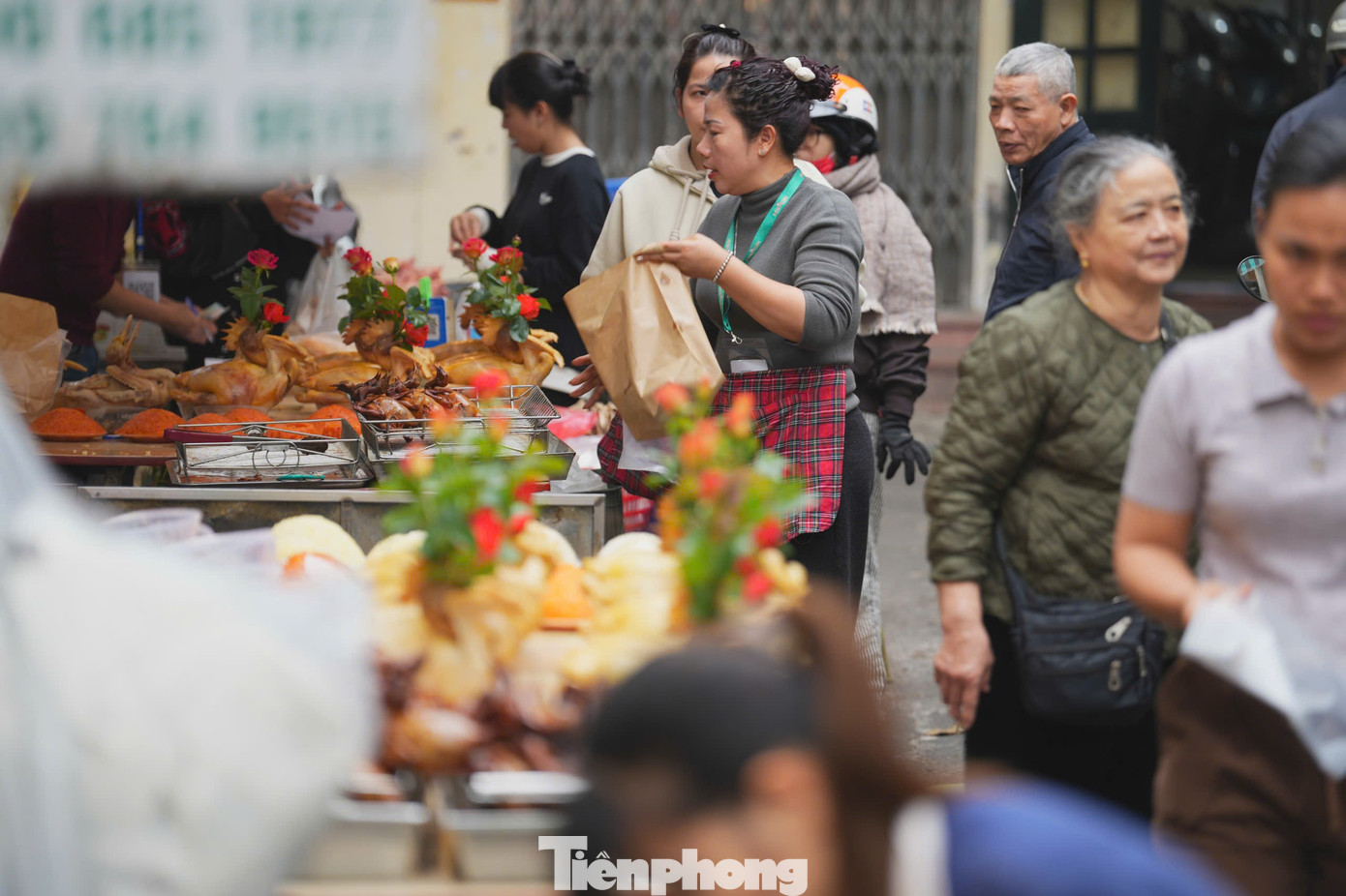 Chợ Hà Nội nhộn nhịp ngày lễ hóa vàng mùng 3 Tết - Ảnh 4