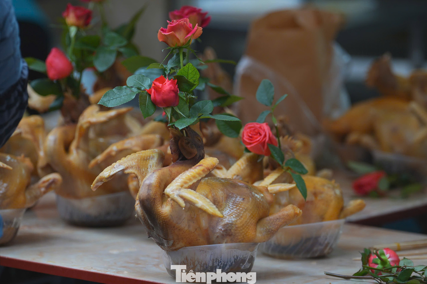 Chợ Hà Nội nhộn nhịp ngày lễ hóa vàng mùng 3 Tết - Ảnh 7