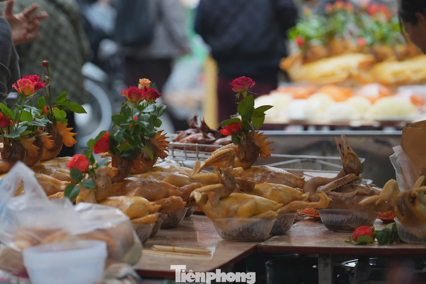 Chợ Hà Nội nhộn nhịp ngày lễ hóa vàng mùng 3 Tết - Ảnh 12