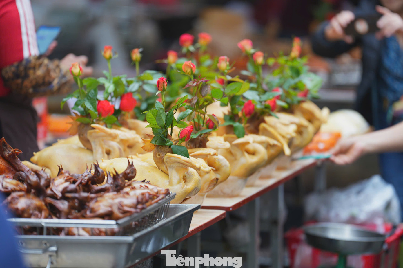 Chợ Hà Nội nhộn nhịp ngày lễ hóa vàng mùng 3 Tết - Ảnh 6