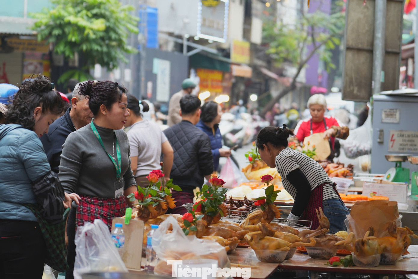 Chợ Hà Nội nhộn nhịp ngày lễ hóa vàng mùng 3 Tết - Ảnh 1