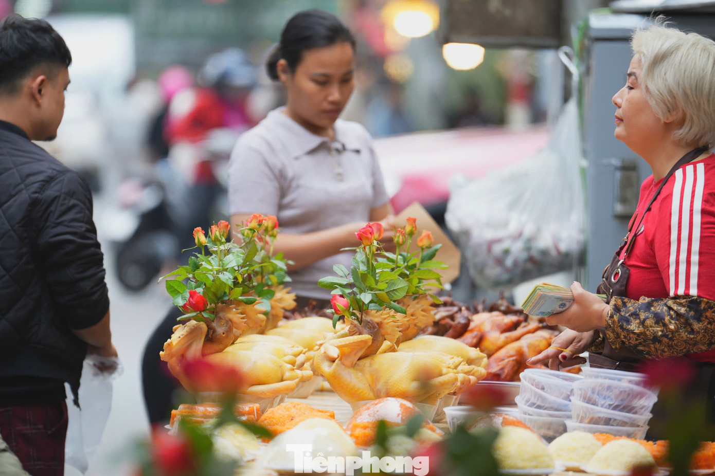 Chợ Hà Nội nhộn nhịp ngày lễ hóa vàng mùng 3 Tết - Ảnh 5