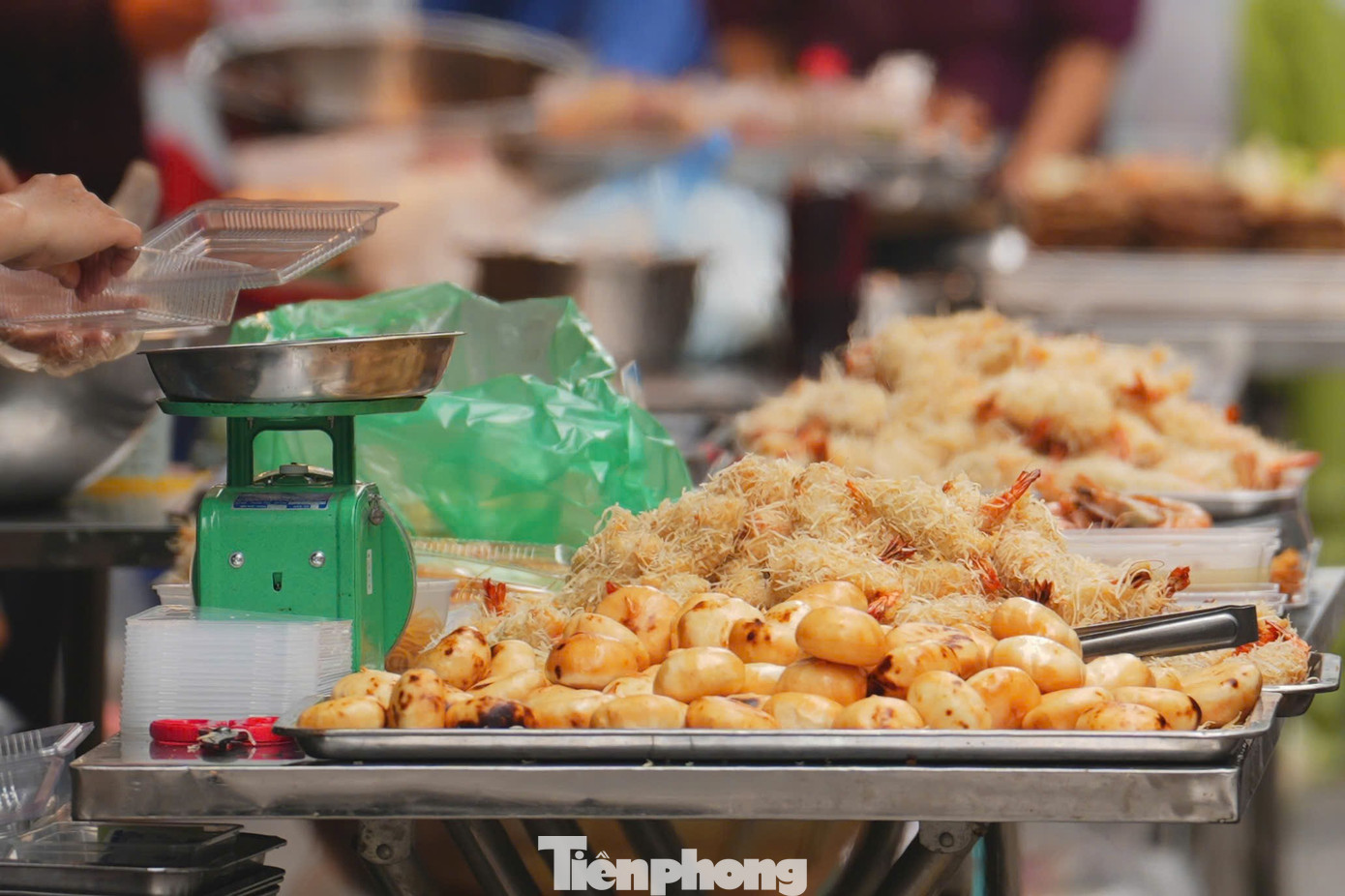 Chợ Hà Nội nhộn nhịp ngày lễ hóa vàng mùng 3 Tết - Ảnh 11