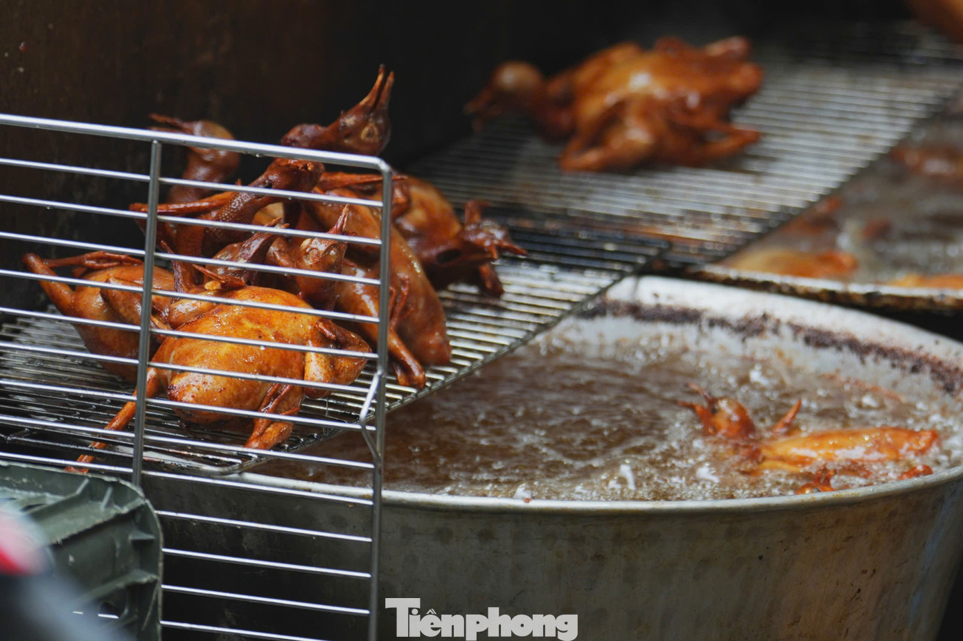 Chợ Hà Nội nhộn nhịp ngày lễ hóa vàng mùng 3 Tết - Ảnh 10