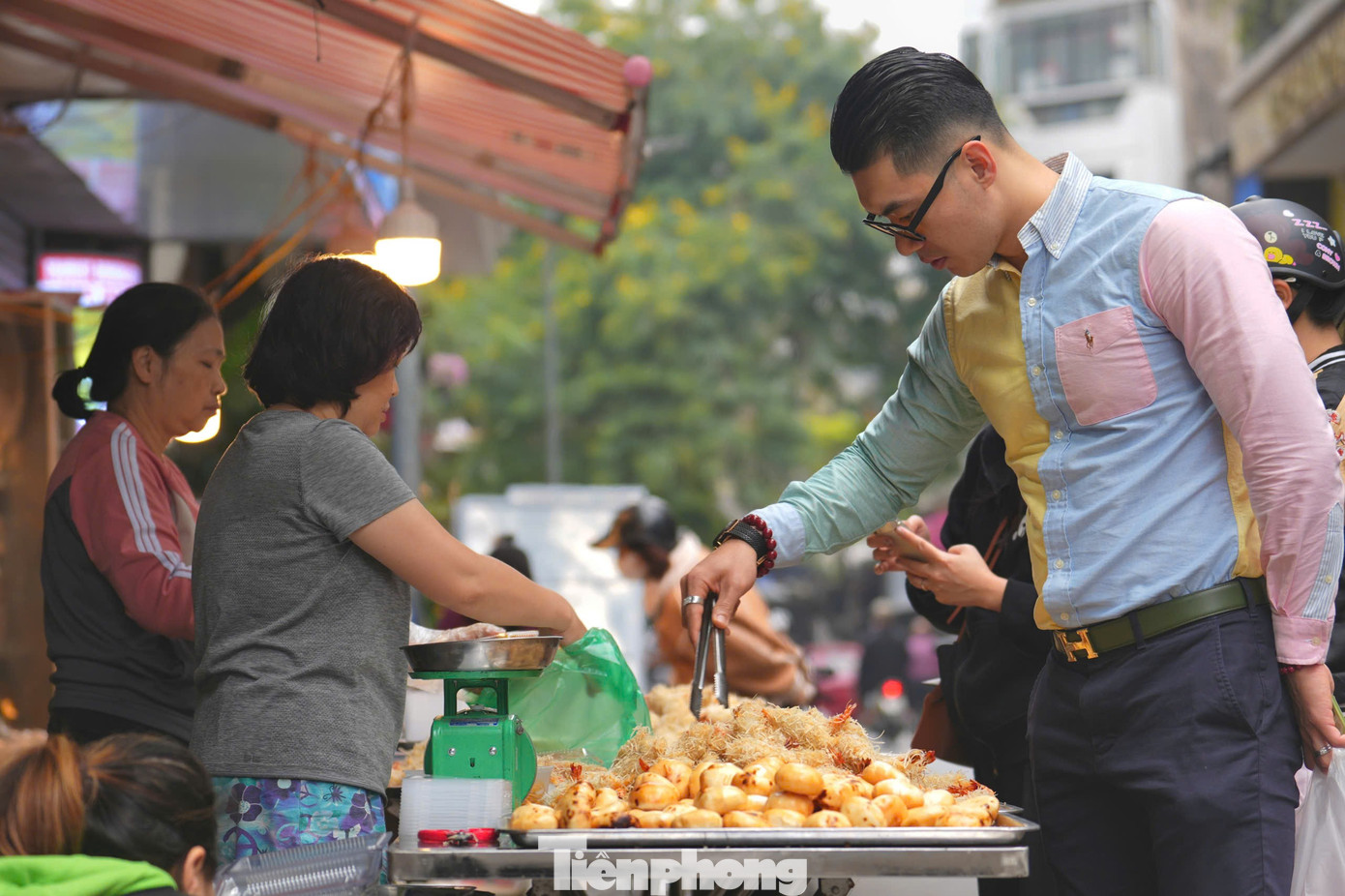 Chợ Hà Nội nhộn nhịp ngày lễ hóa vàng mùng 3 Tết - Ảnh 2