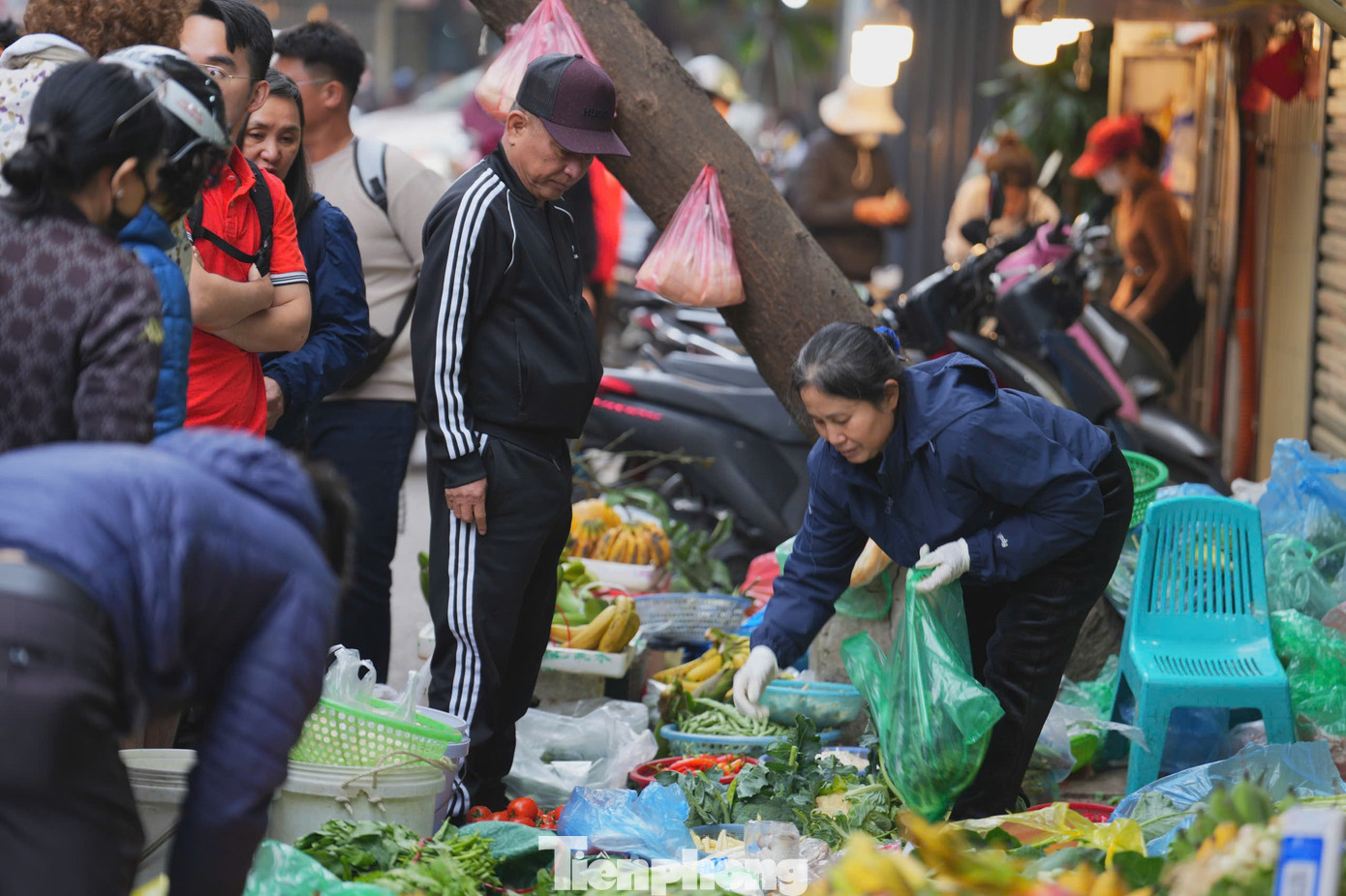 Chợ Hà Nội nhộn nhịp ngày lễ hóa vàng mùng 3 Tết - Ảnh 18