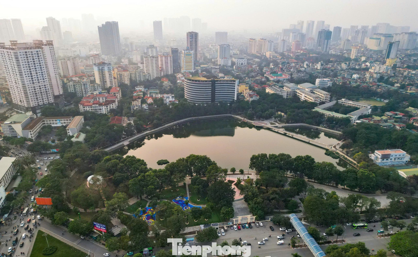 Công viên Hà Nội 'thay da đổi thịt', trang trí rực rỡ đón Xuân - Ảnh 1