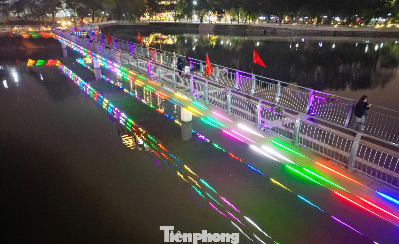 Công viên Hà Nội 'thay da đổi thịt', trang trí rực rỡ đón Xuân - Ảnh 10