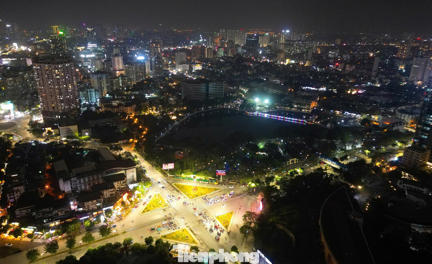 Công viên Hà Nội 'thay da đổi thịt', trang trí rực rỡ đón Xuân - Ảnh 11