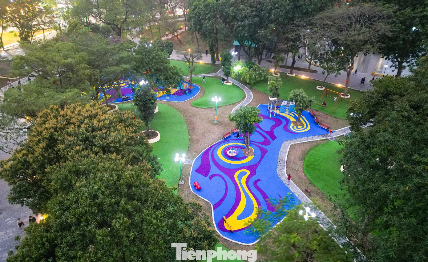 Công viên Hà Nội 'thay da đổi thịt', trang trí rực rỡ đón Xuân - Ảnh 13