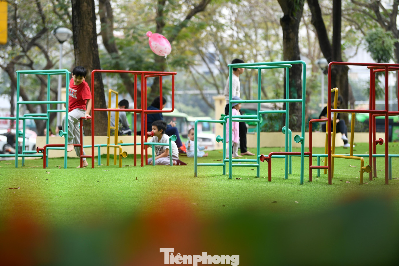 Công viên Hà Nội 'thay da đổi thịt', trang trí rực rỡ đón Xuân - Ảnh 14