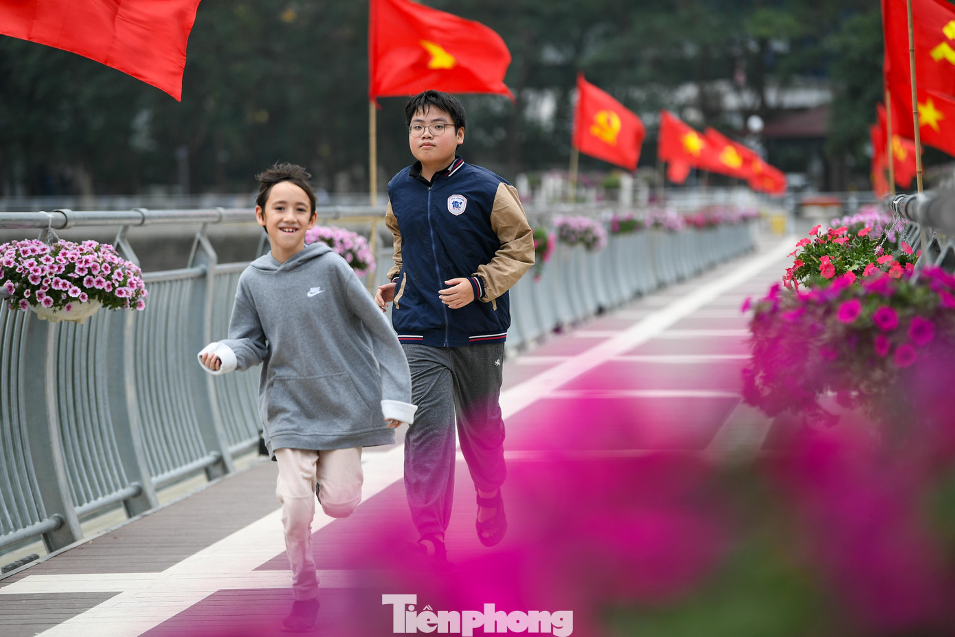 Công viên Hà Nội 'thay da đổi thịt', trang trí rực rỡ đón Xuân - Ảnh 15