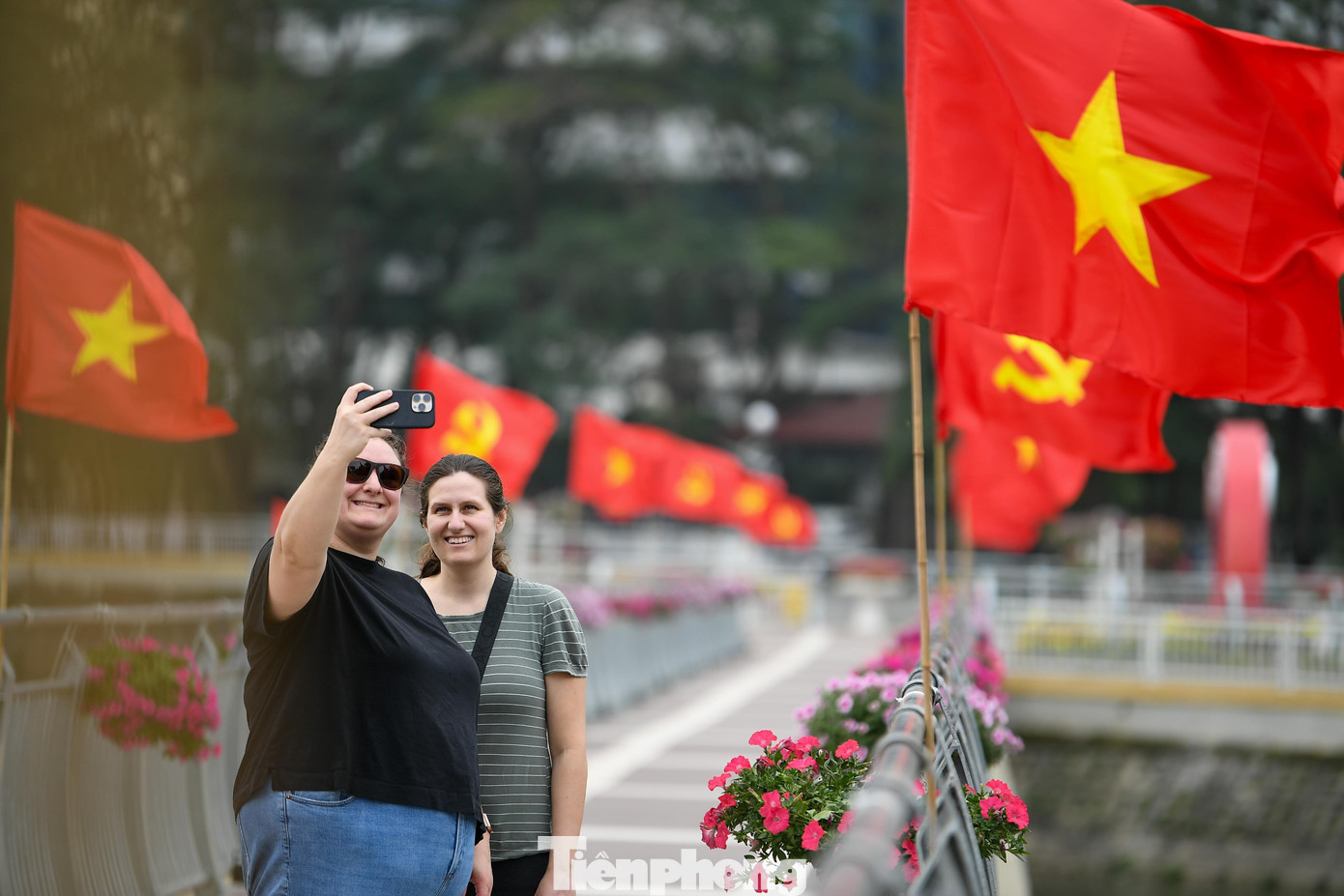 Công viên Hà Nội 'thay da đổi thịt', trang trí rực rỡ đón Xuân - Ảnh 9