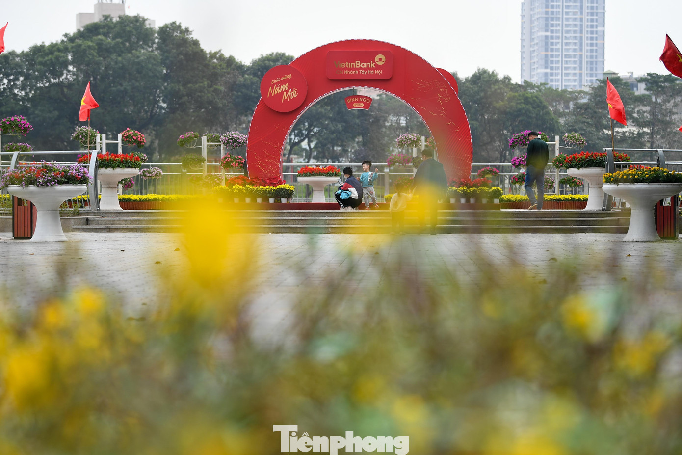 Công viên Hà Nội 'thay da đổi thịt', trang trí rực rỡ đón Xuân - Ảnh 2