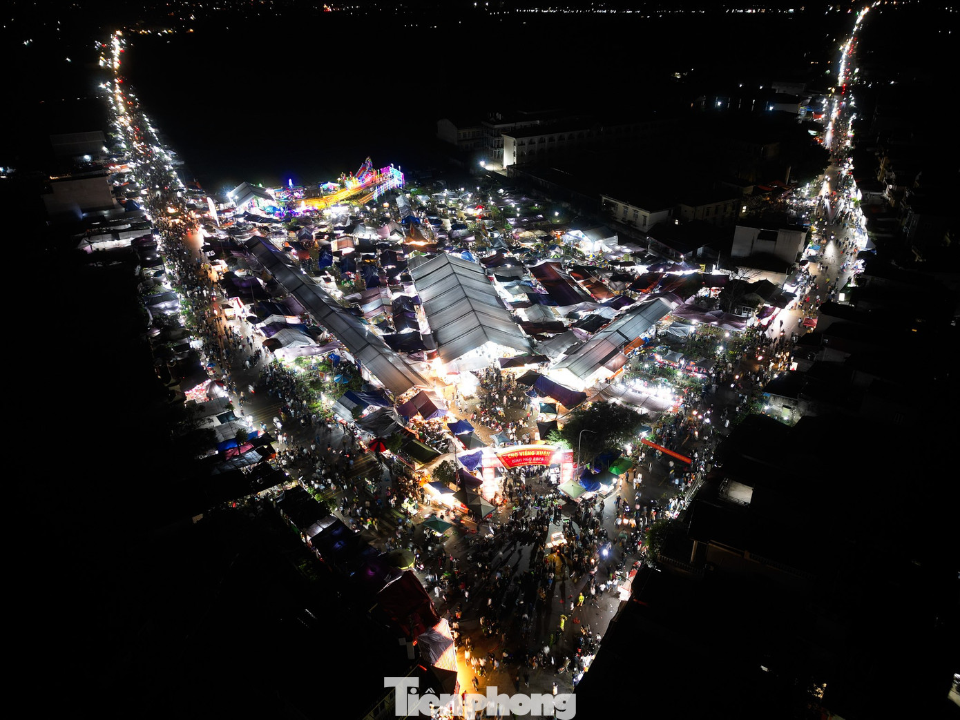 Hàng vạn người 'mua may, bán rủi' xuyên đêm tại phiên chợ lớn nhất Bắc Bộ - Ảnh 3