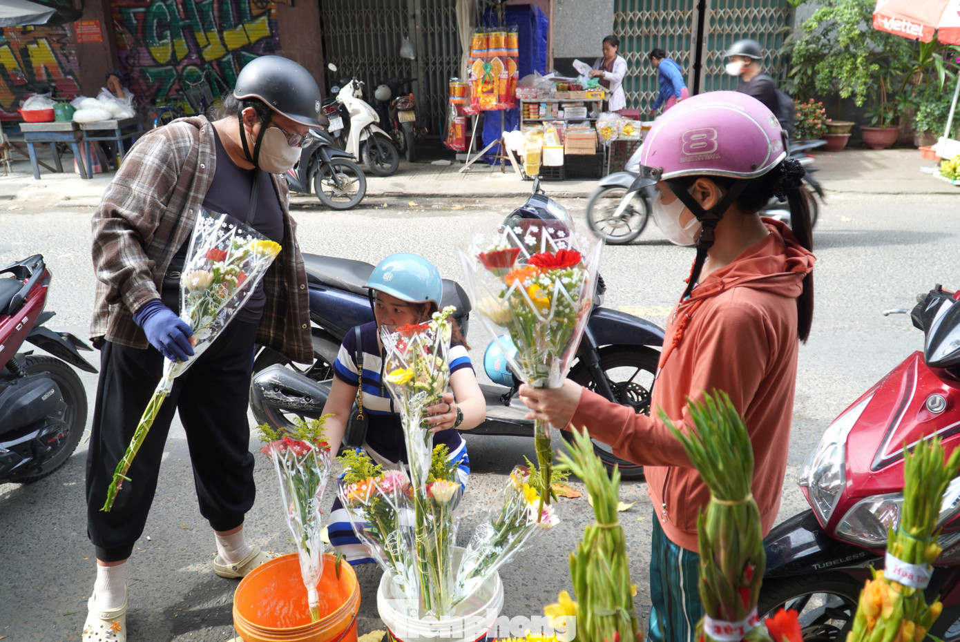 Dậy từ tờ mờ sáng đi mua loại hoa chỉ nghe tên đã nghĩ đến... tiền - Ảnh 1
