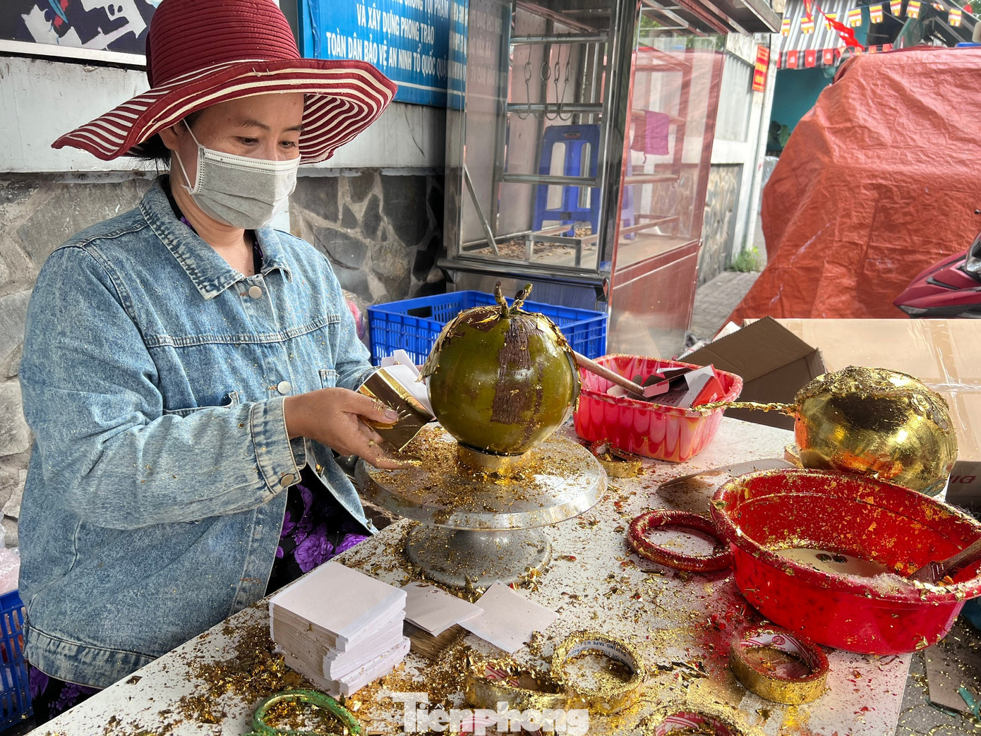 Dịch vụ 'hái ra tiền' ngày Tết: Khắc dưa, mạ vàng dừa kiếm tiền triệu mỗi ngày - Ảnh 12