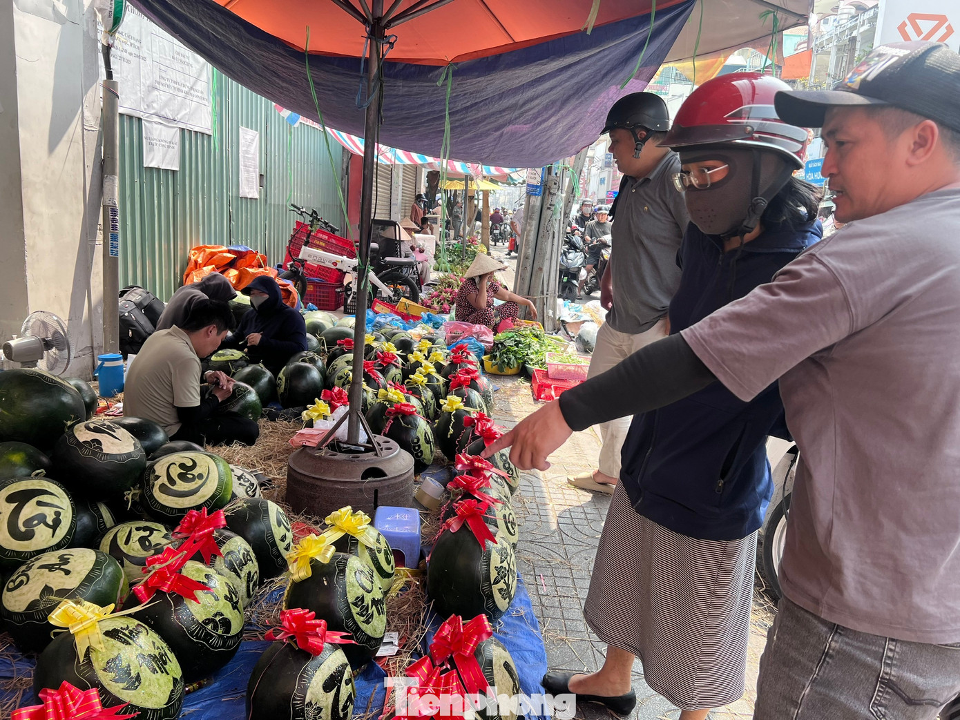 Dịch vụ 'hái ra tiền' ngày Tết: Khắc dưa, mạ vàng dừa kiếm tiền triệu mỗi ngày - Ảnh 2