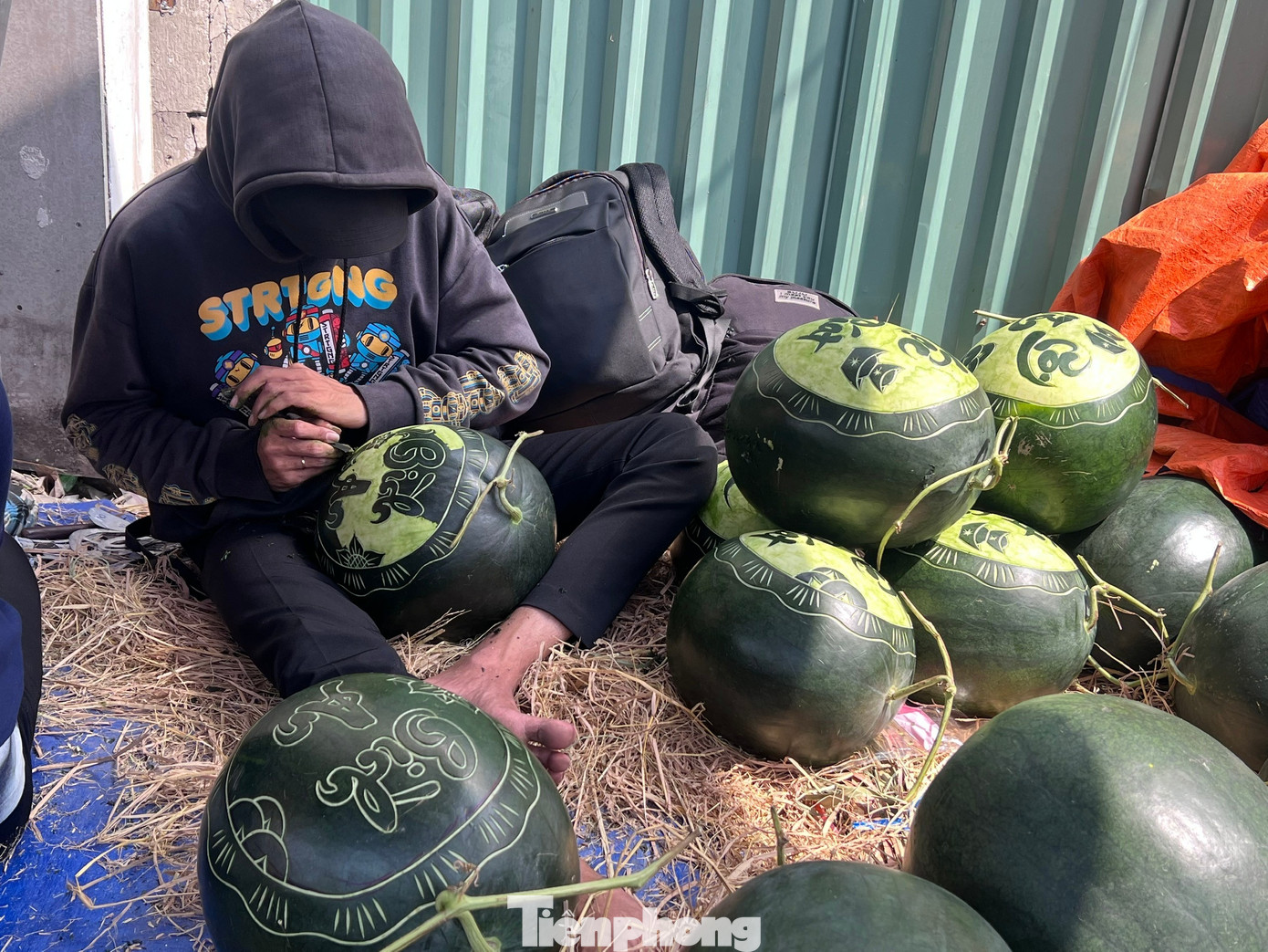 Dịch vụ 'hái ra tiền' ngày Tết: Khắc dưa, mạ vàng dừa kiếm tiền triệu mỗi ngày - Ảnh 8