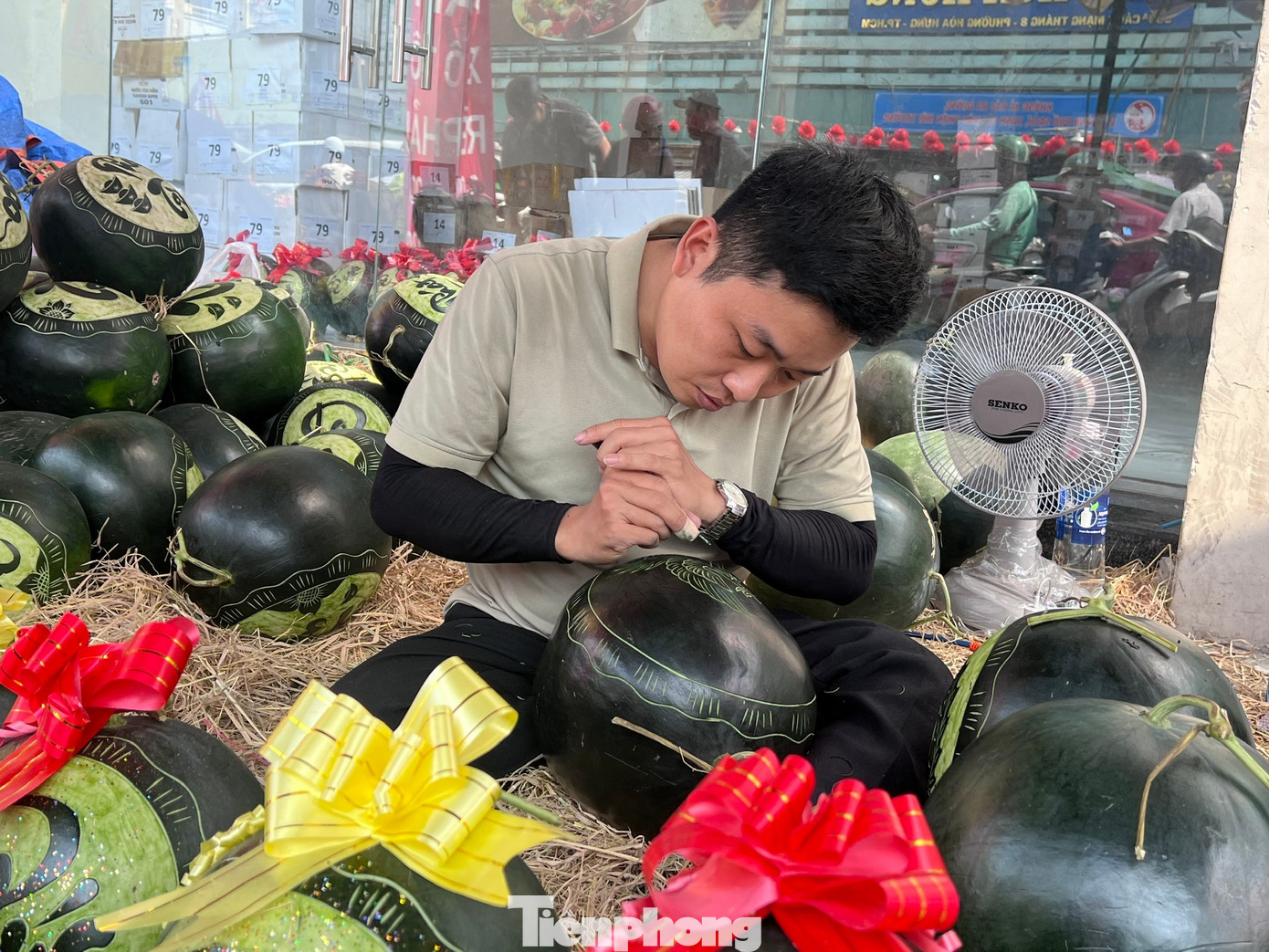 Dịch vụ 'hái ra tiền' ngày Tết: Khắc dưa, mạ vàng dừa kiếm tiền triệu mỗi ngày - Ảnh 9