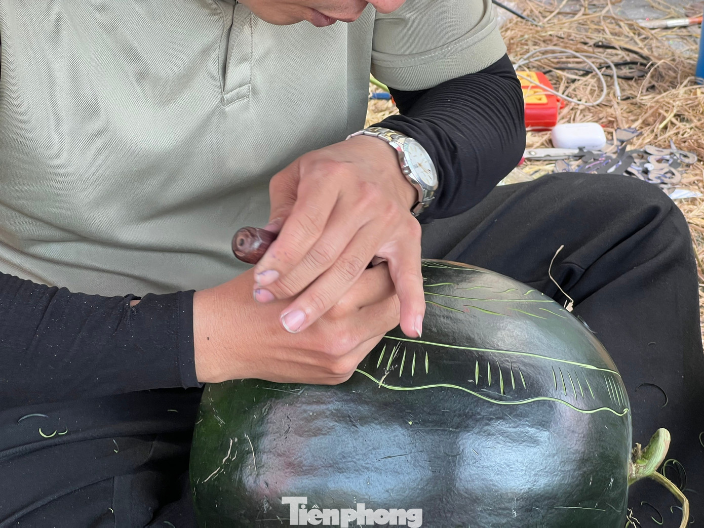 Dịch vụ 'hái ra tiền' ngày Tết: Khắc dưa, mạ vàng dừa kiếm tiền triệu mỗi ngày - Ảnh 3