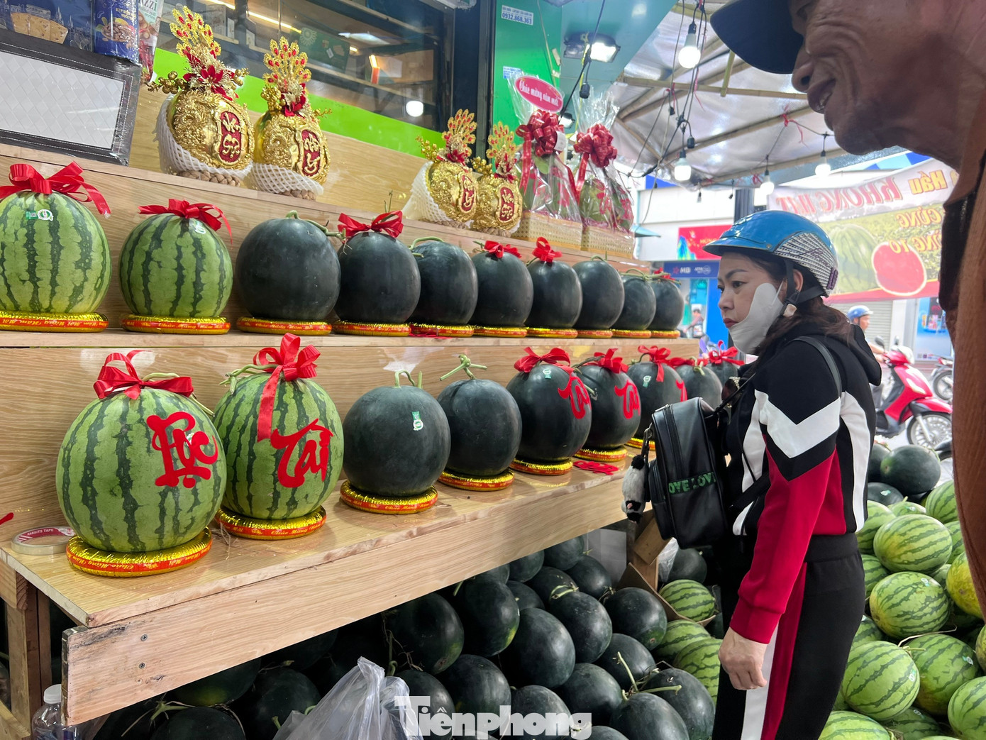 Dịch vụ 'hái ra tiền' ngày Tết: Khắc dưa, mạ vàng dừa kiếm tiền triệu mỗi ngày - Ảnh 15