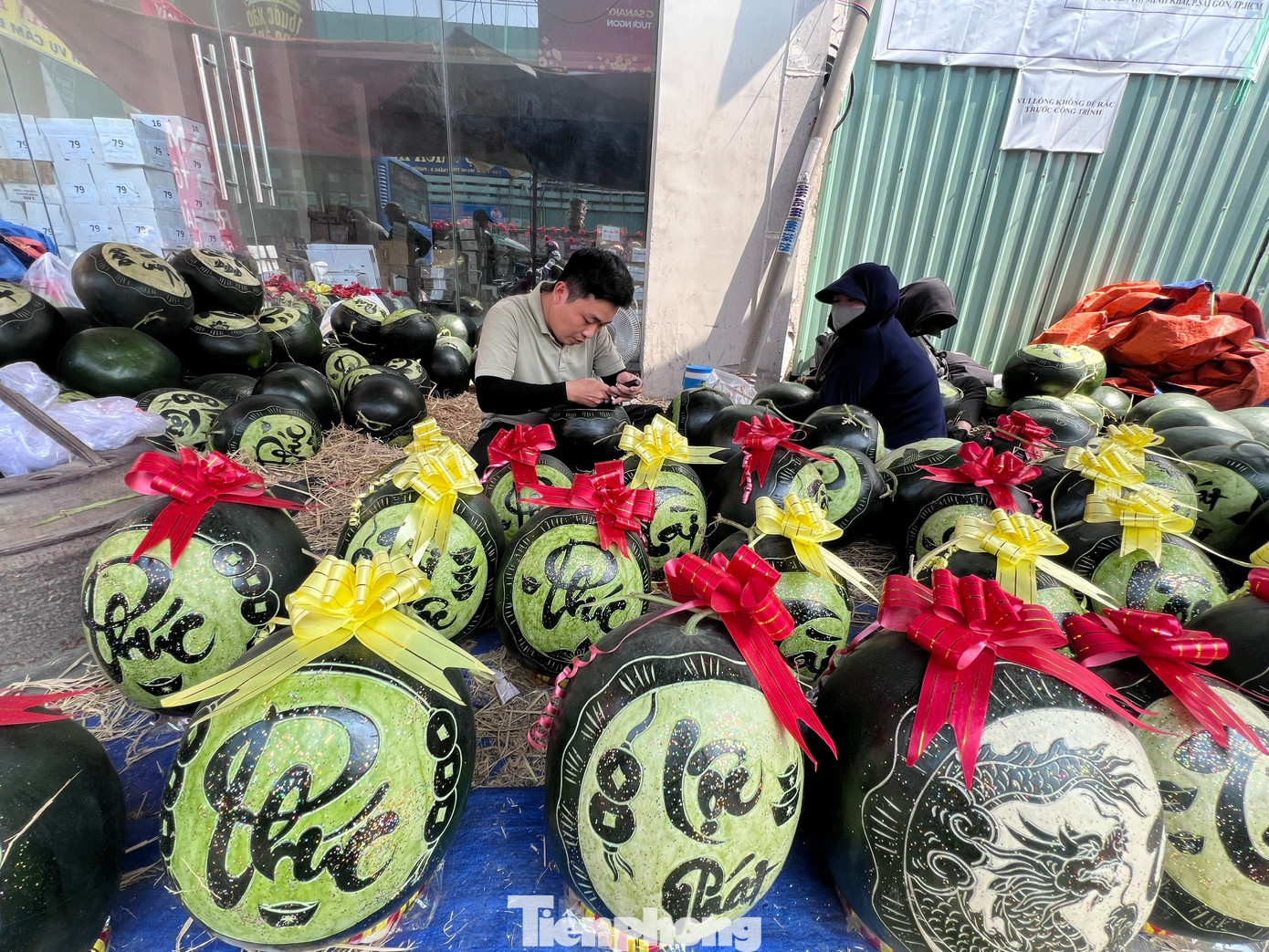 Dịch vụ 'hái ra tiền' ngày Tết: Khắc dưa, mạ vàng dừa kiếm tiền triệu mỗi ngày - Ảnh 1