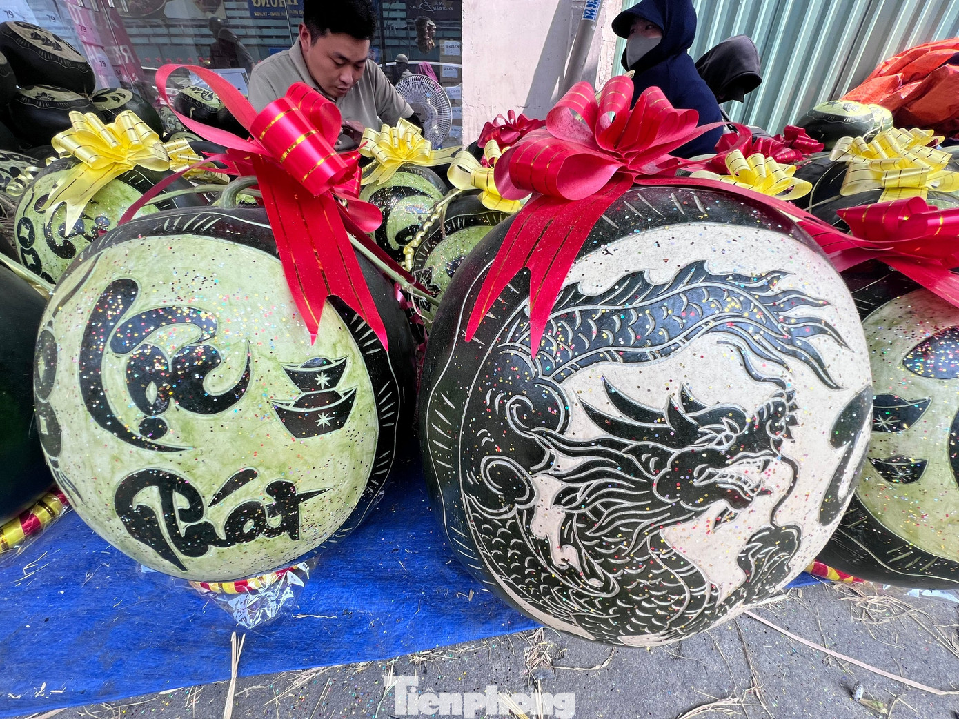 Dịch vụ 'hái ra tiền' ngày Tết: Khắc dưa, mạ vàng dừa kiếm tiền triệu mỗi ngày - Ảnh 4