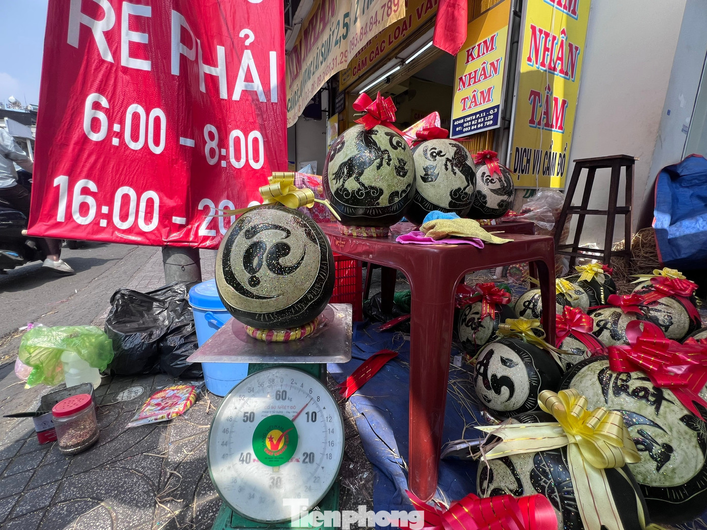 Dịch vụ 'hái ra tiền' ngày Tết: Khắc dưa, mạ vàng dừa kiếm tiền triệu mỗi ngày - Ảnh 7