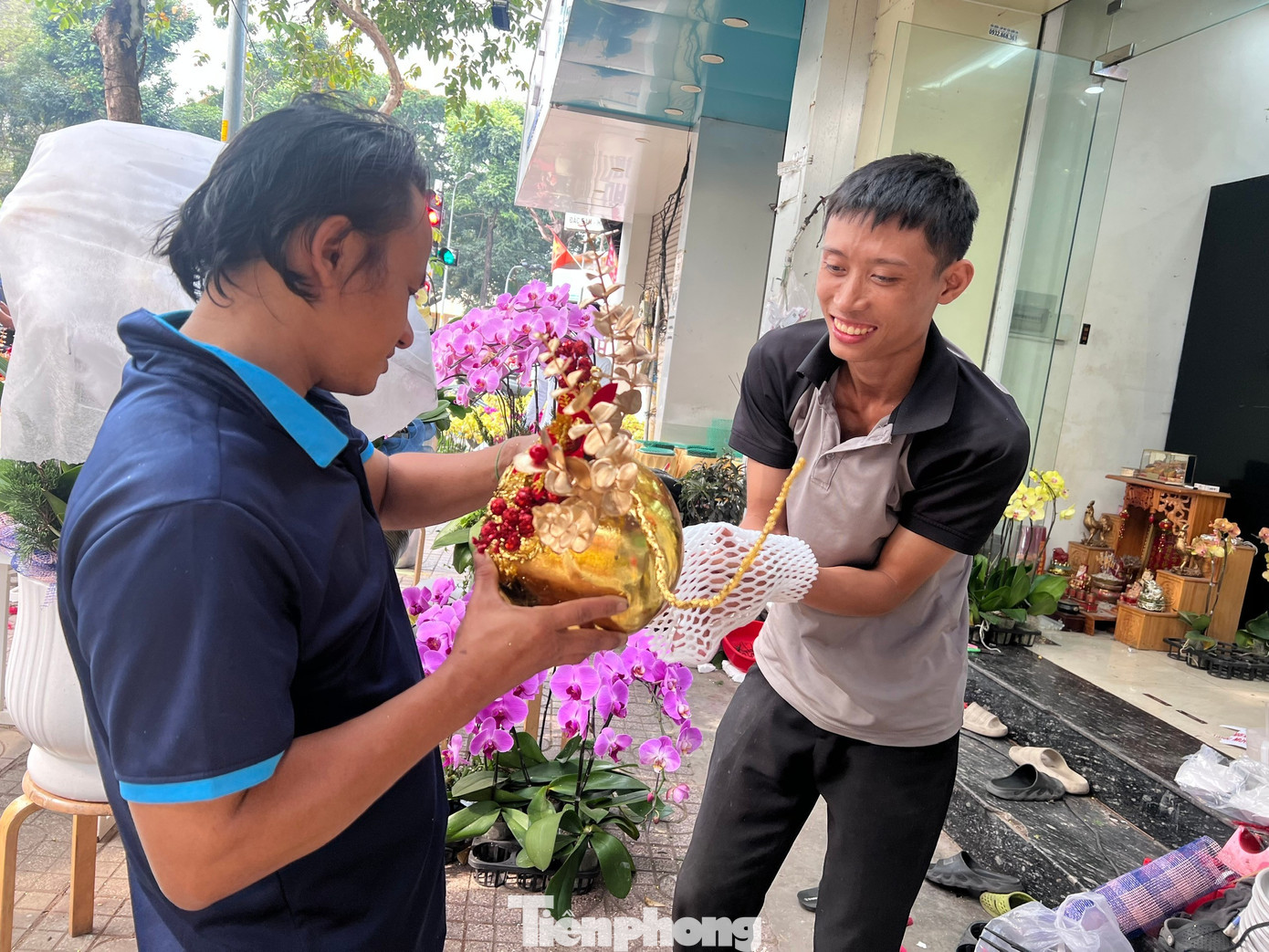 Dịch vụ 'hái ra tiền' ngày Tết: Khắc dưa, mạ vàng dừa kiếm tiền triệu mỗi ngày - Ảnh 14