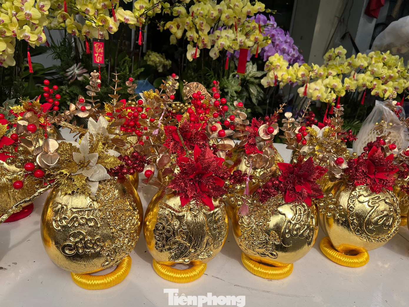 Dịch vụ 'hái ra tiền' ngày Tết: Khắc dưa, mạ vàng dừa kiếm tiền triệu mỗi ngày - Ảnh 13