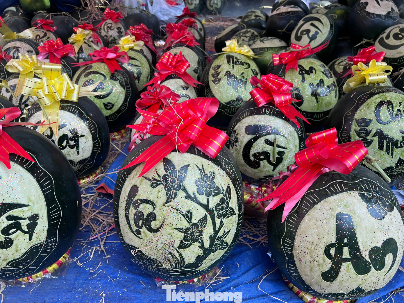 Dịch vụ 'hái ra tiền' ngày Tết: Khắc dưa, mạ vàng dừa kiếm tiền triệu mỗi ngày - Ảnh 5