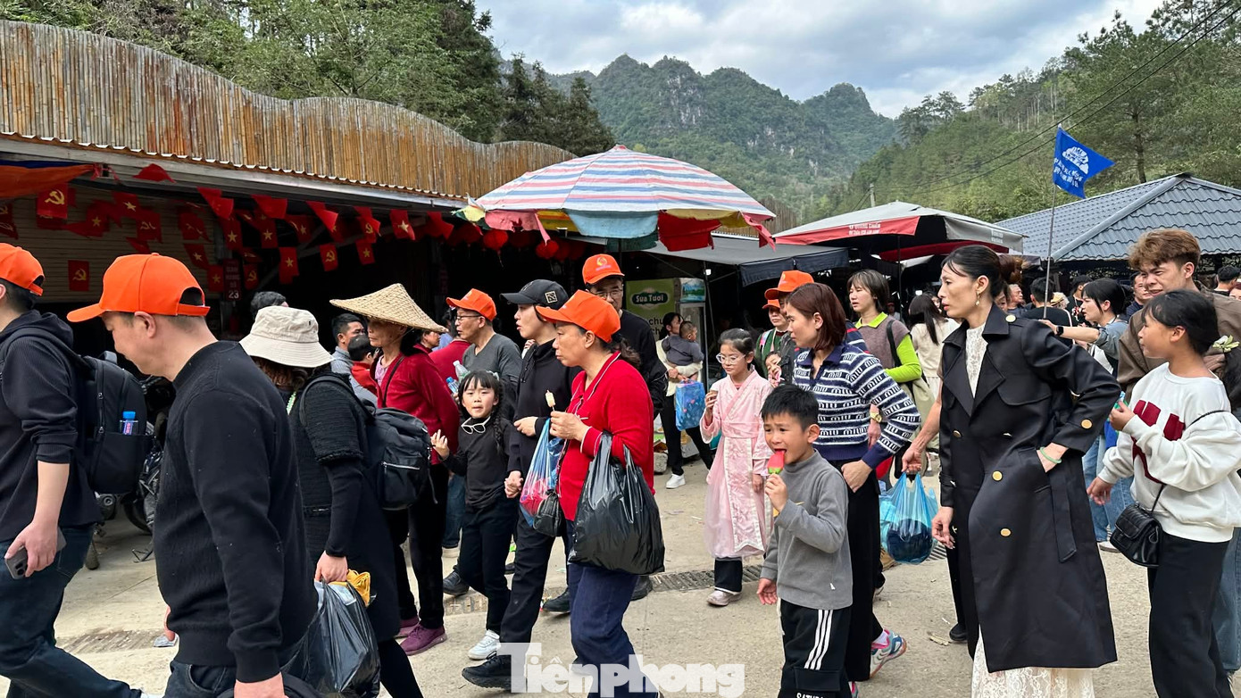 'Thất thủ' đường lên Tây Bắc du xuân - Ảnh 9