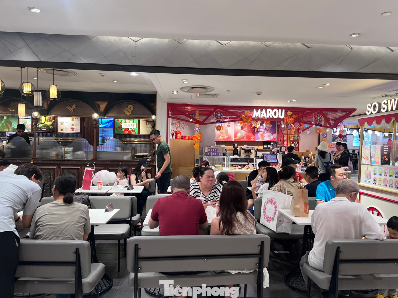 Hàng quán ở trung tâm thương mại đông nghịt khách Mùng 5 Tết - Ảnh 9