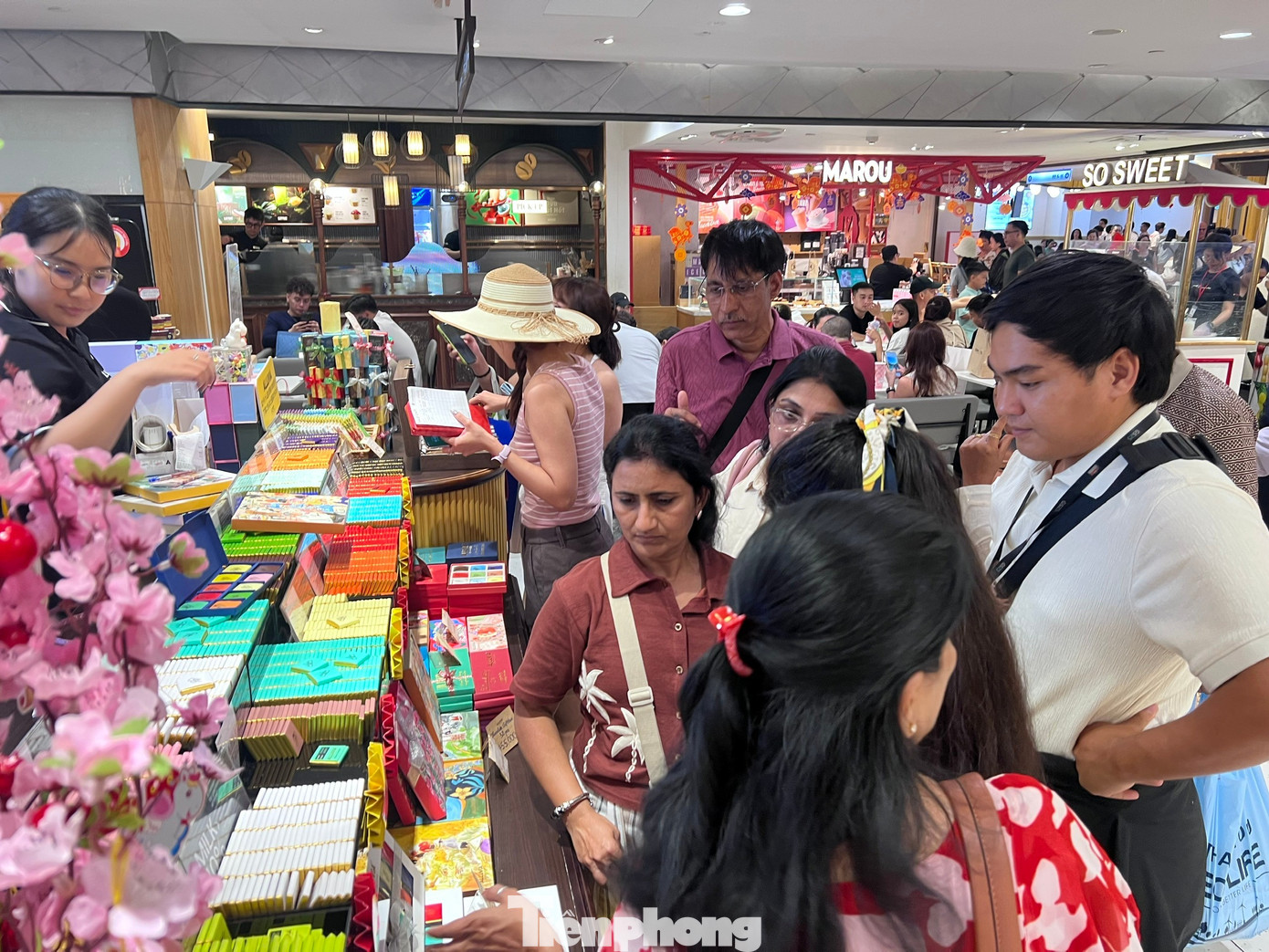 Hàng quán ở trung tâm thương mại đông nghịt khách Mùng 5 Tết - Ảnh 7