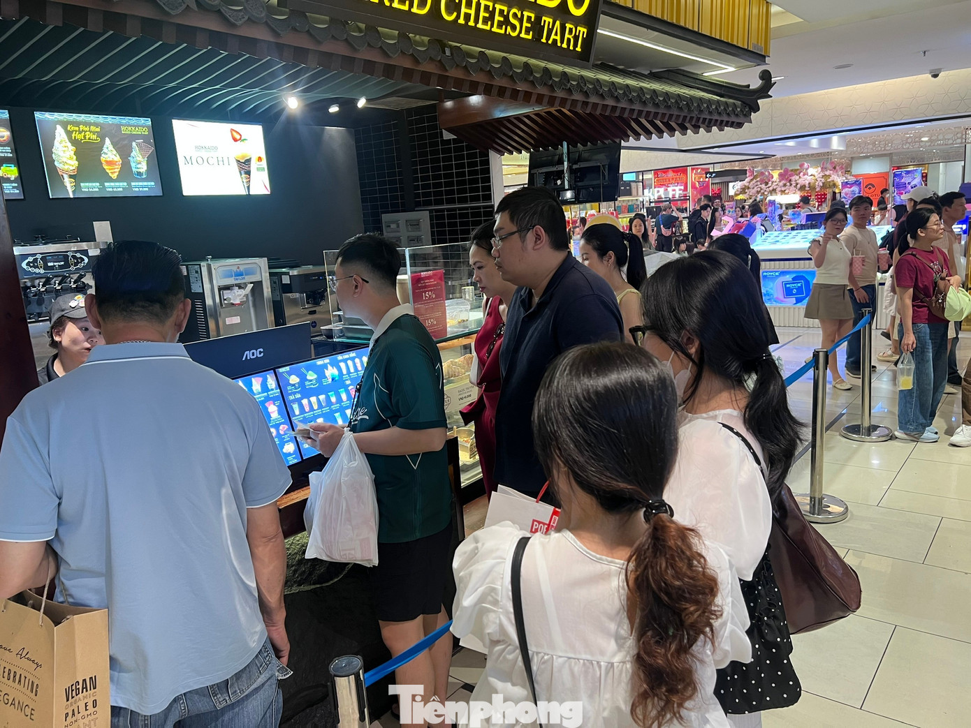 Hàng quán ở trung tâm thương mại đông nghịt khách Mùng 5 Tết - Ảnh 5