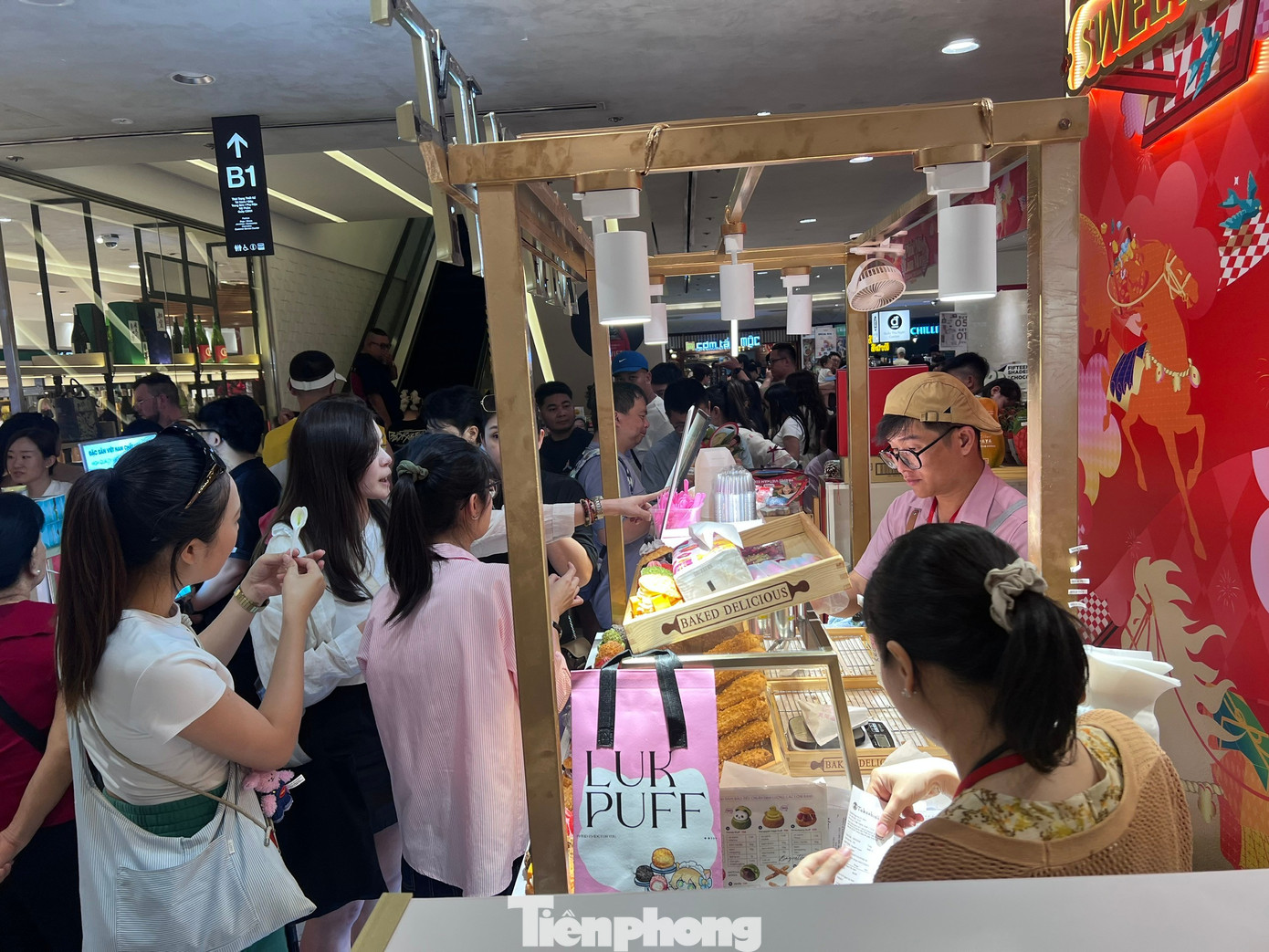 Hàng quán ở trung tâm thương mại đông nghịt khách Mùng 5 Tết - Ảnh 4