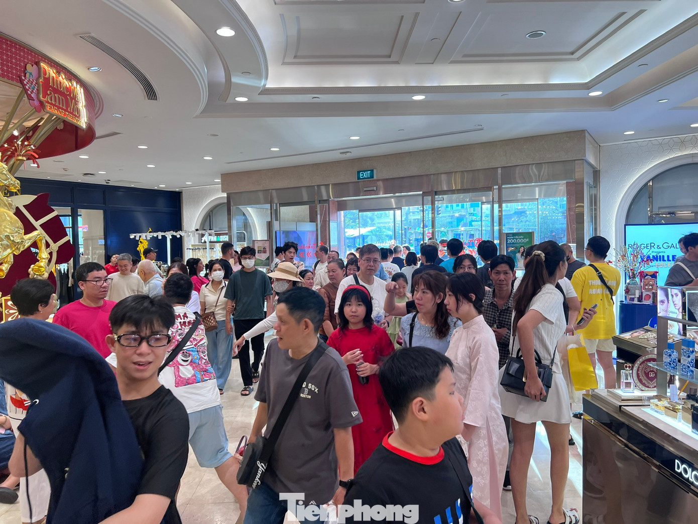 Hàng quán ở trung tâm thương mại đông nghịt khách Mùng 5 Tết - Ảnh 12