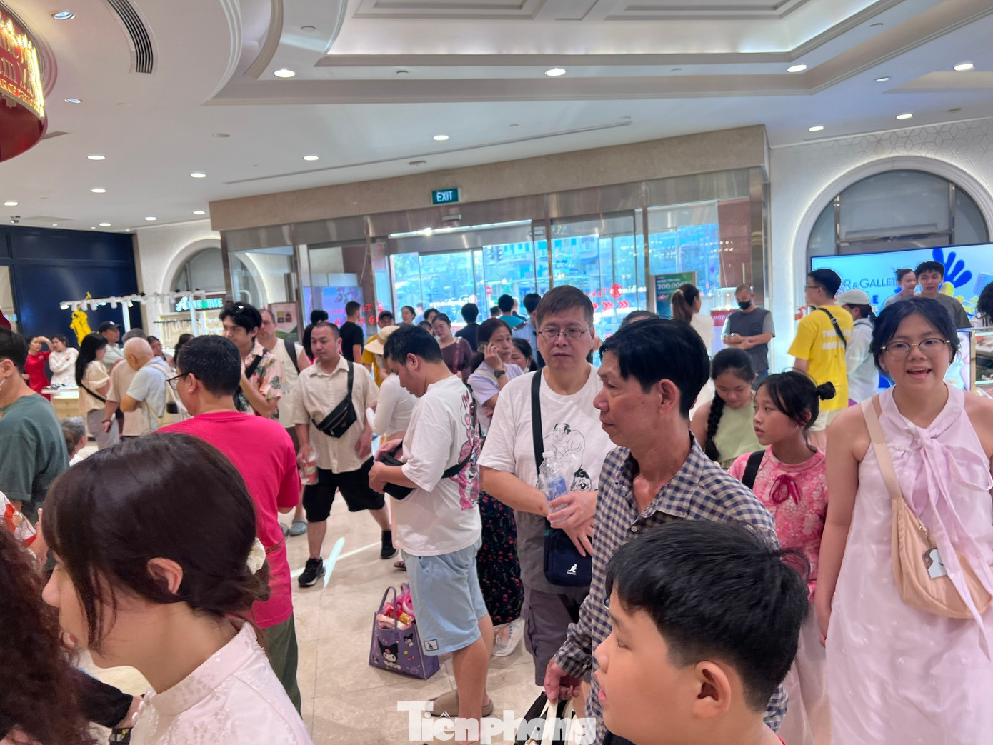 Hàng quán ở trung tâm thương mại đông nghịt khách Mùng 5 Tết - Ảnh 11