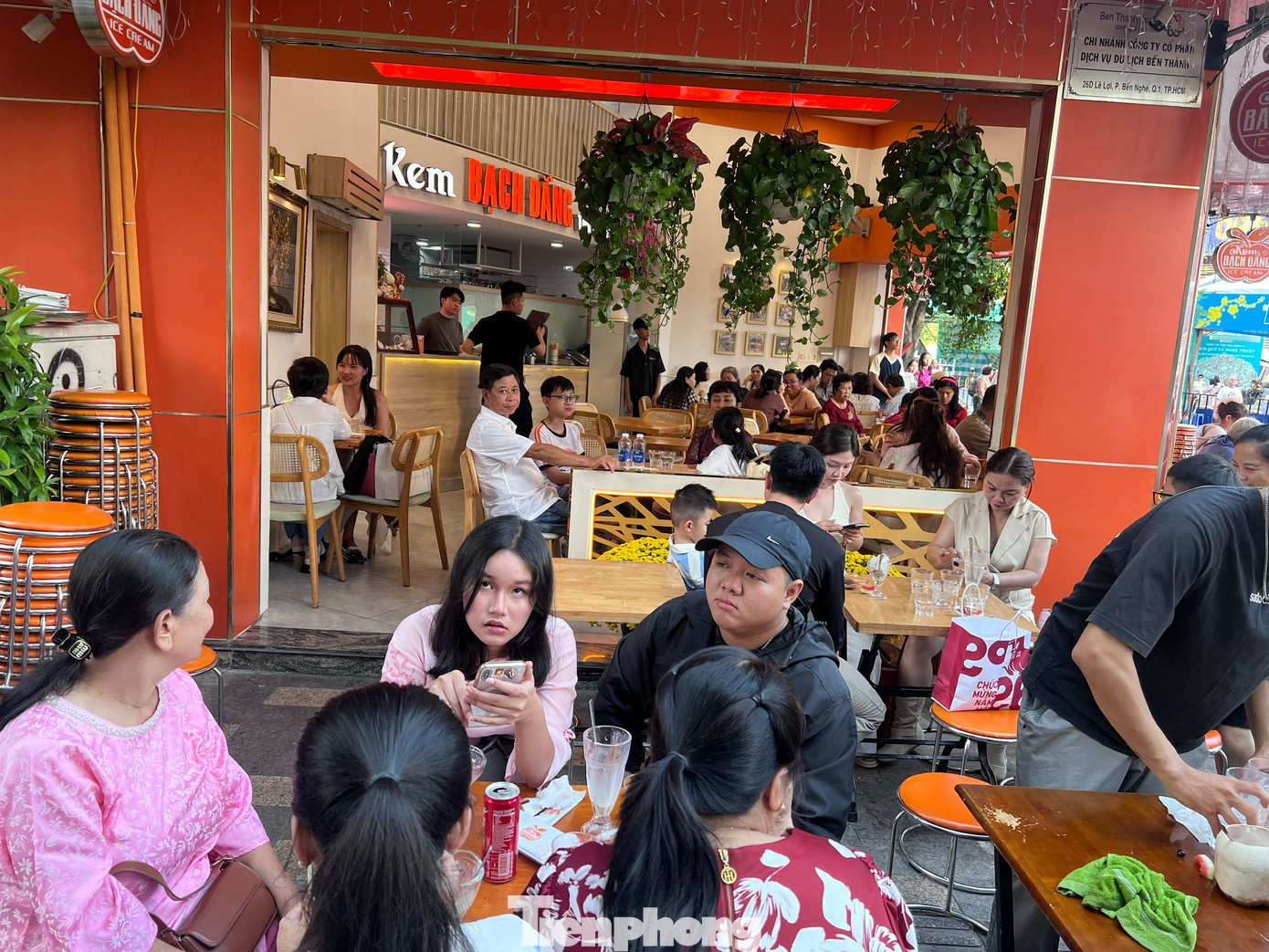 Hàng quán ở trung tâm thương mại đông nghịt khách Mùng 5 Tết - Ảnh 14