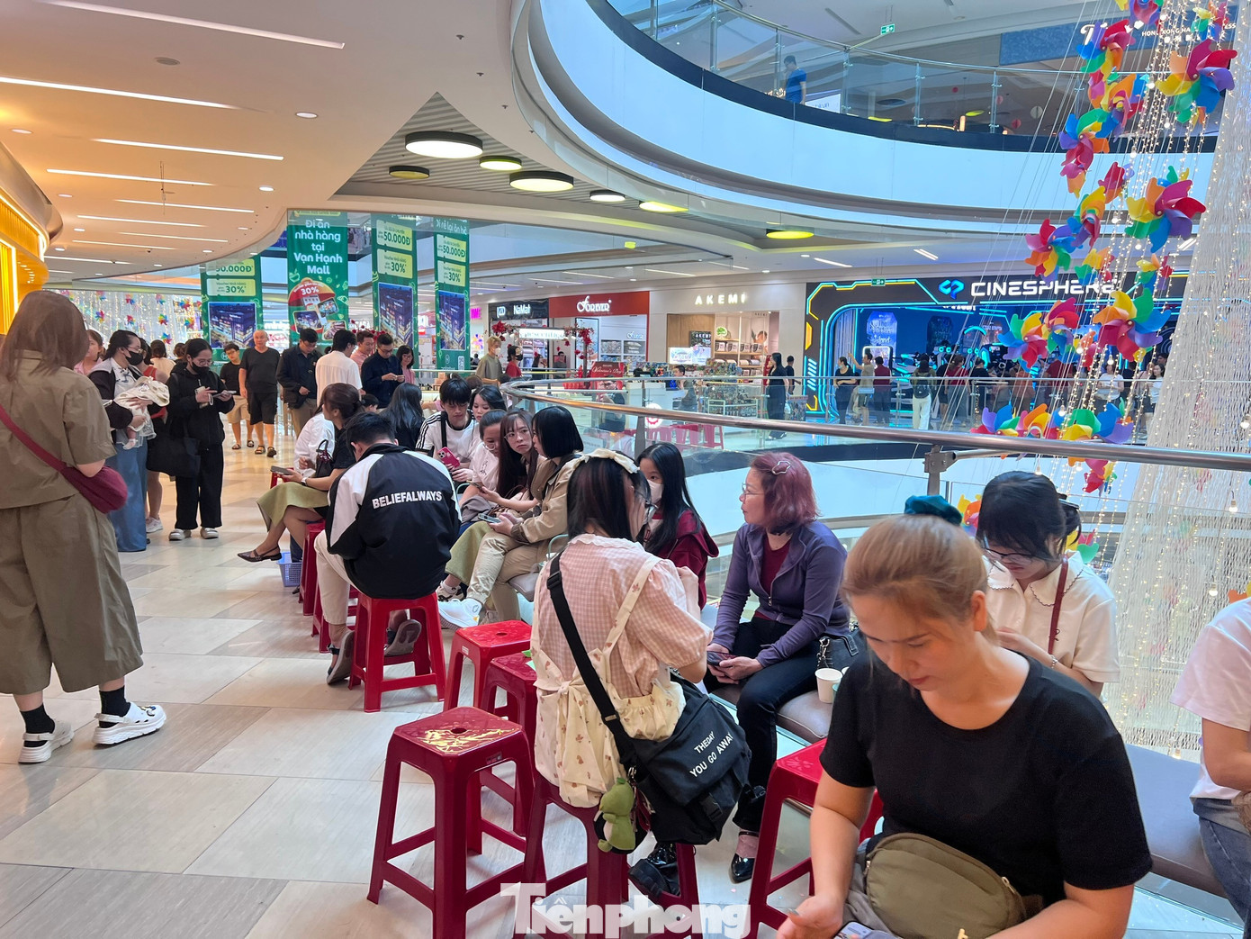 Hàng quán ở trung tâm thương mại đông nghịt khách Mùng 5 Tết - Ảnh 3