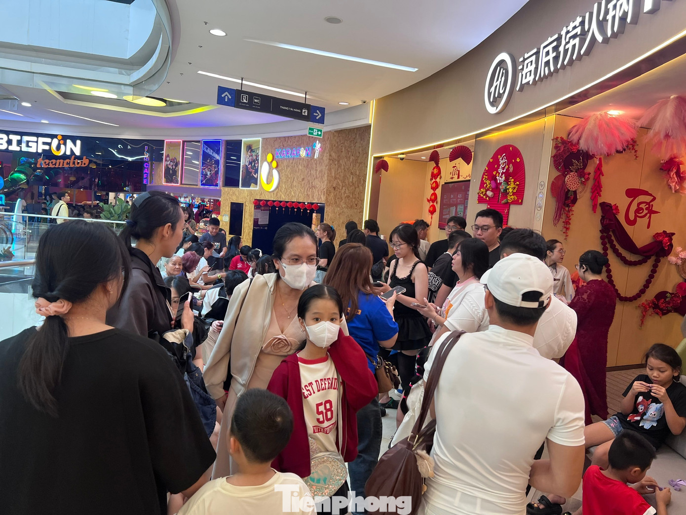 Hàng quán ở trung tâm thương mại đông nghịt khách Mùng 5 Tết - Ảnh 1