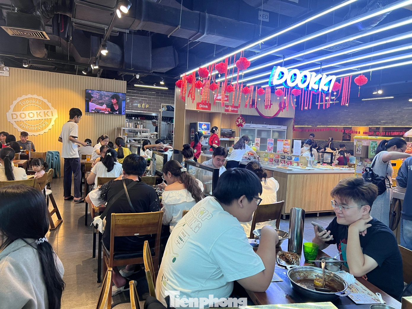 Hàng quán ở trung tâm thương mại đông nghịt khách Mùng 5 Tết - Ảnh 8