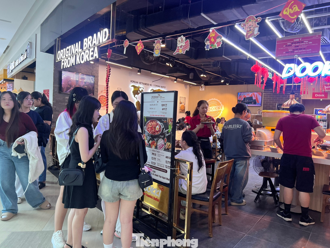 Hàng quán ở trung tâm thương mại đông nghịt khách Mùng 5 Tết - Ảnh 10