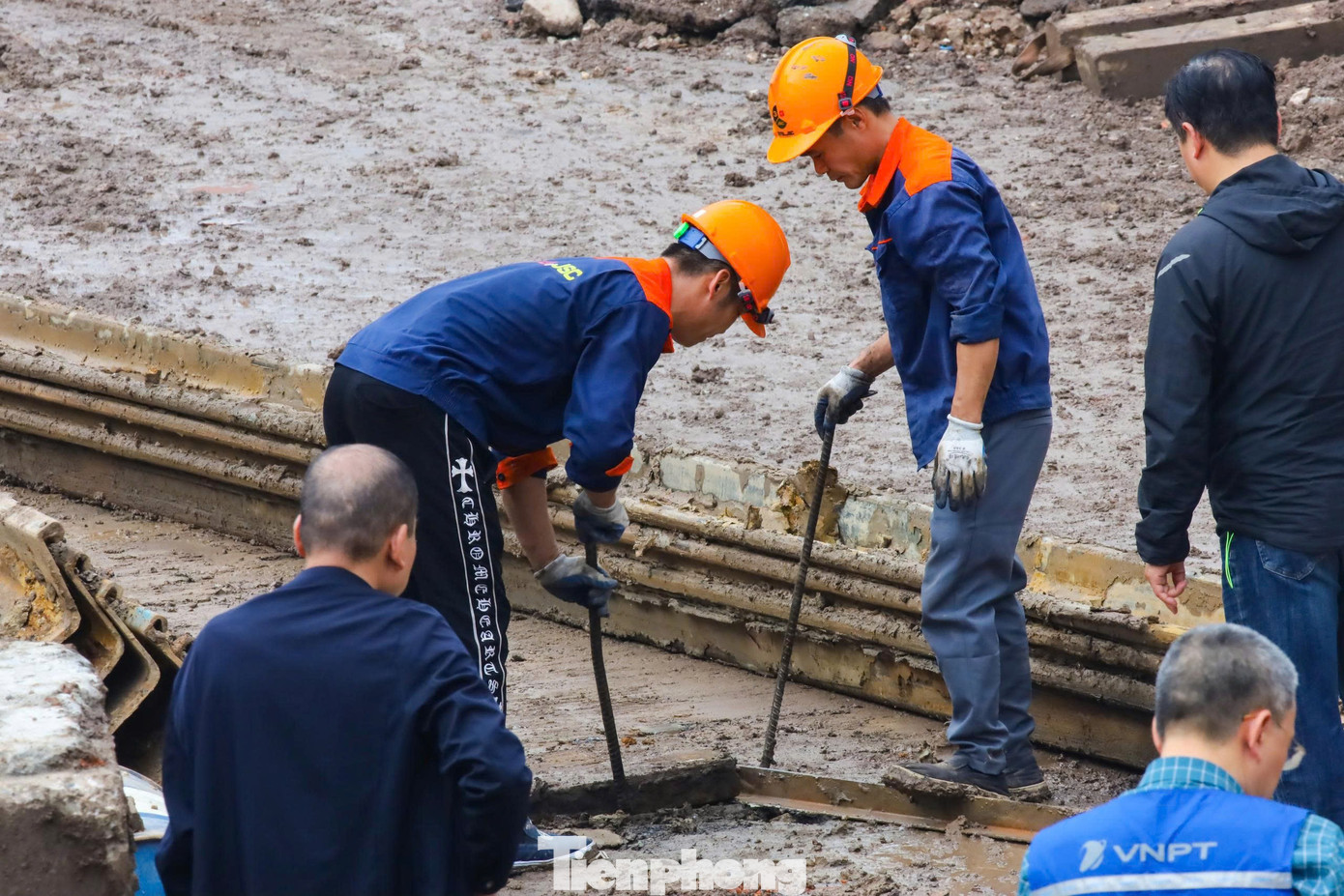 Trên công trường thi công bể nước ngầm chống ngập ở trung tâm Hà Nội - Ảnh 7